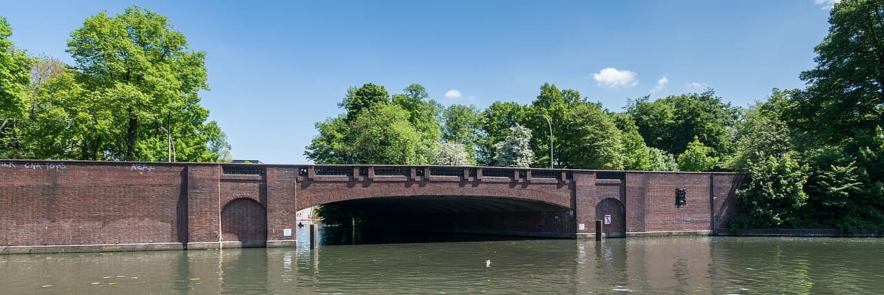 Überfall im Hamburger Stadtpark: Polizei sucht Zeugen nach Vorfall in Winterhude
