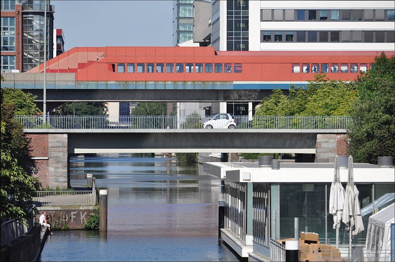 Schwerer Unfall in Hamburg-Hammerbrook: Mutmaßliches illegales Straßenrennen legt Deichtortunnel lahm